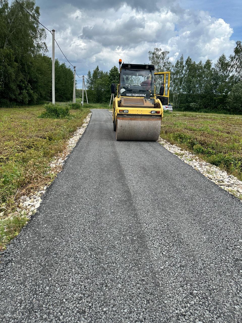 укладка асфальной крошки с уплотненем дорожнным катком &nbsp;